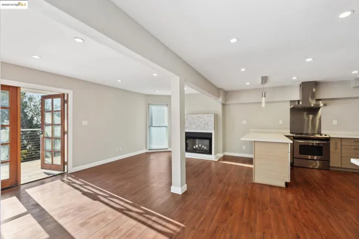 3020 Broadmoor Vw, Oakland, California 94605