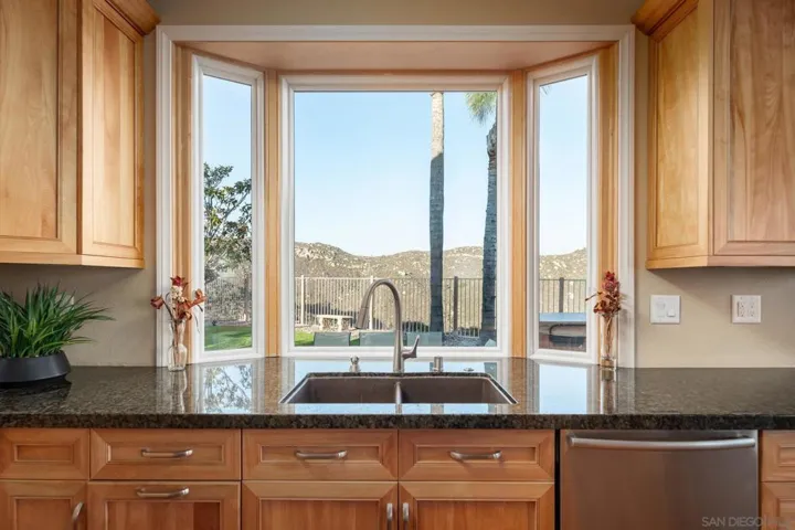 2104 View Crest Gln, Escondido, California 92026