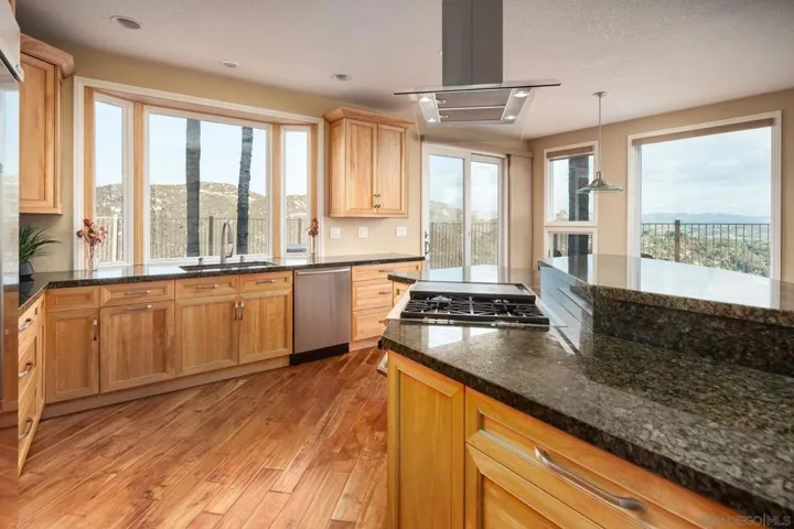 2104 View Crest Gln, Escondido, California 92026