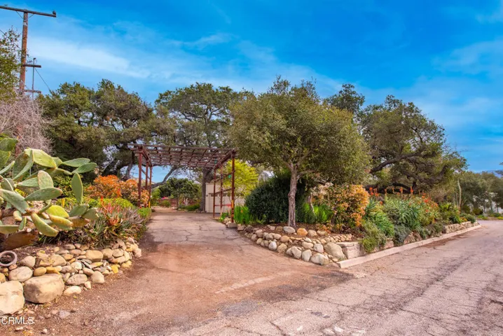 Laurel Rd entrance to backyard