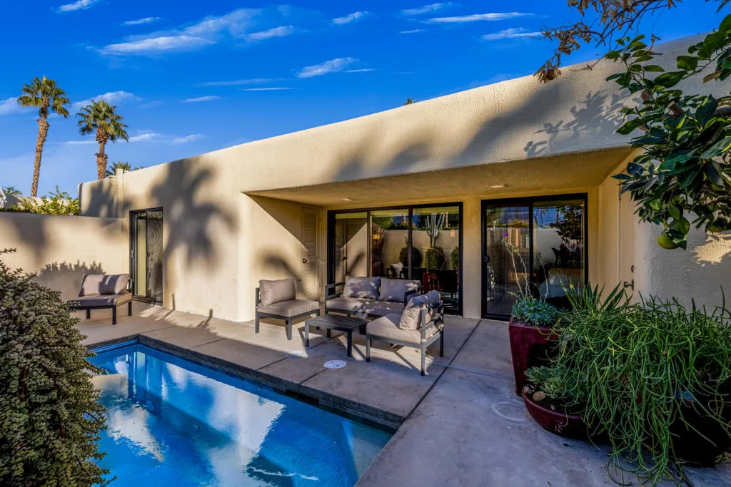 03 This beautiful outdoor space is perfe