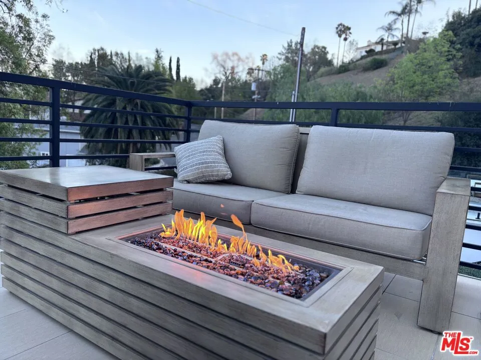 4969 Llano Drive, Woodland Hills, California 91364 home-pic-2