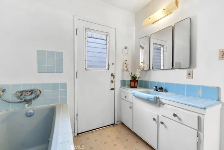 9915 Hallack Avenue, Northridge, California 91324