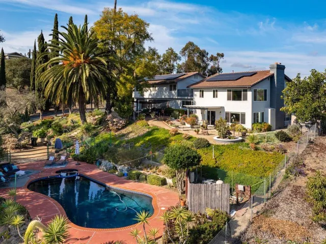 2820 Via Del Robles, Fallbrook, California 92028