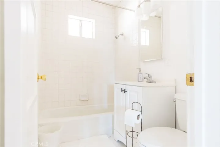 5920 Shoshone Avenue, Encino, California 91316