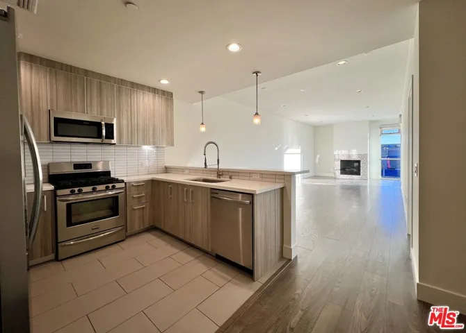1232 N Kings Road 305, West Hollywood, California 90069