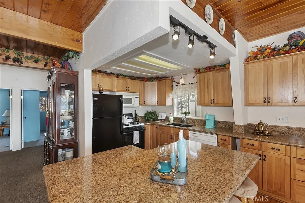 1004 White Mountain Drive, Big Bear City, California 92314 home-pic-10
