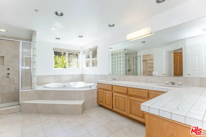 Primary Bath w Spa Tub