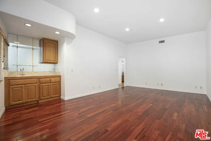 Wet Bar in Family Rm