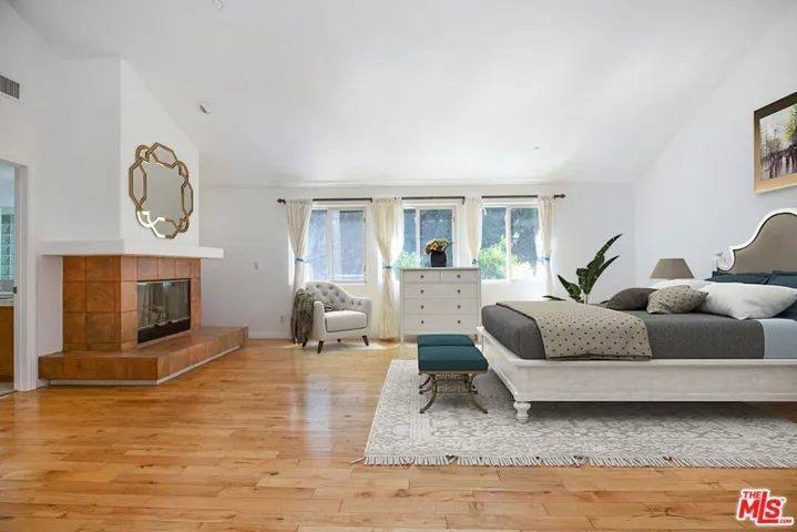 2644 E Chevy Chase Drive, Glendale, California 91206