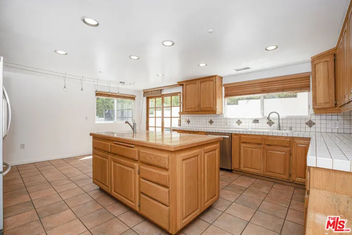 2644 E Chevy Chase Drive, Glendale, California 91206