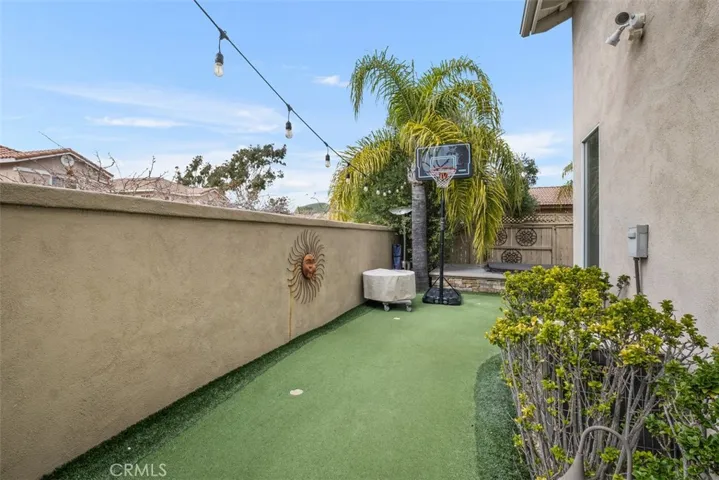 This home has its own putting green