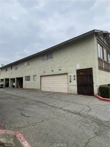Drive way to all garages