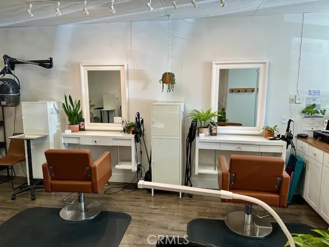 3 Salon Booths