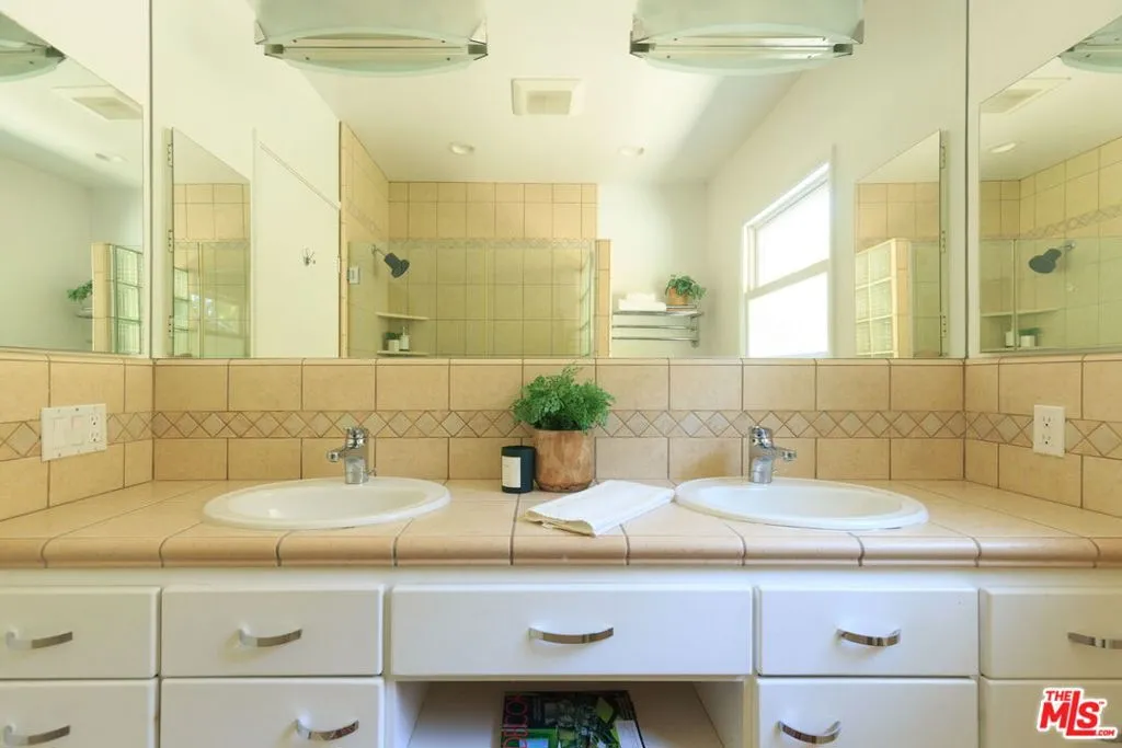 468 Glen Holly Drive, Pasadena, California 91105 home-pic-23