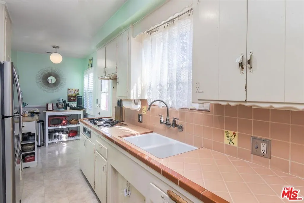 1414 N Whitnall Highway, Burbank, California 91505 home-pic-4