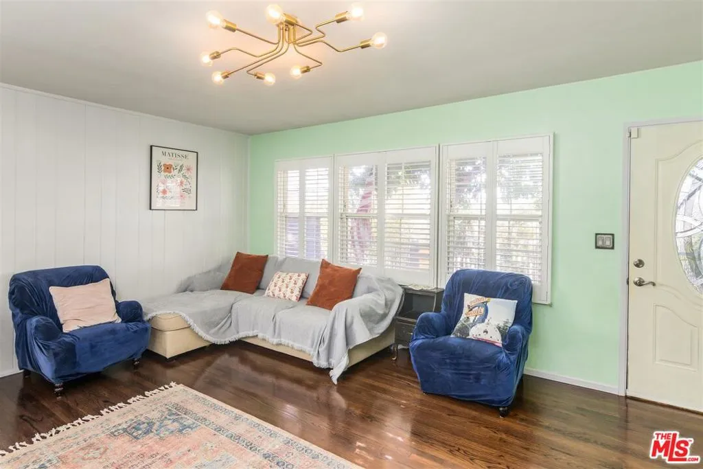 1414 N Whitnall Highway, Burbank, California 91505 home-pic-2
