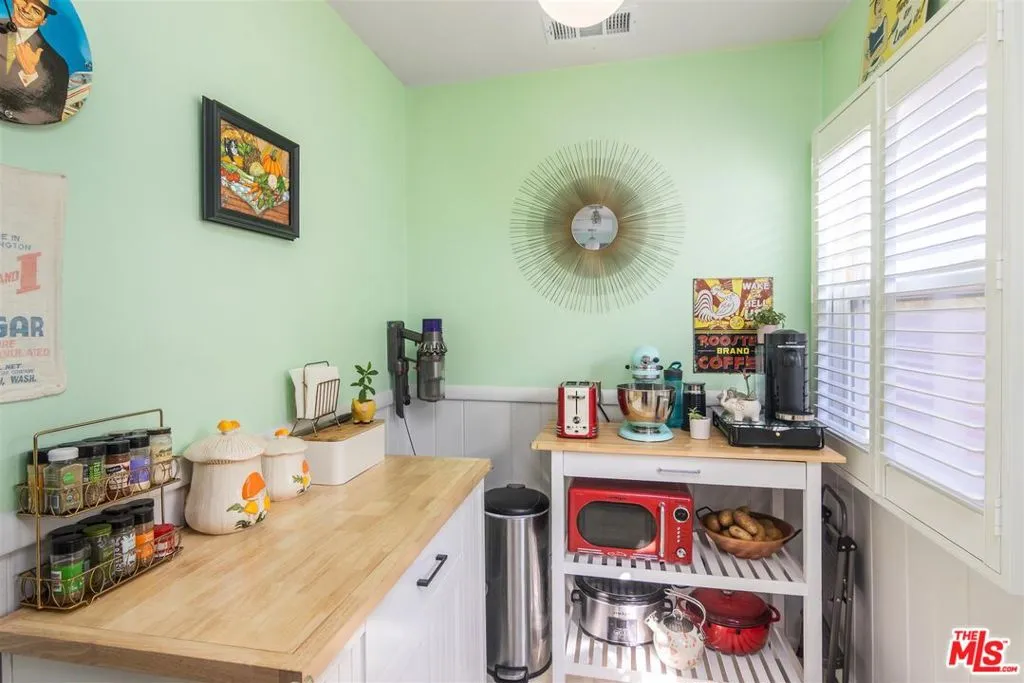 1414 N Whitnall Highway, Burbank, California 91505 home-pic-5