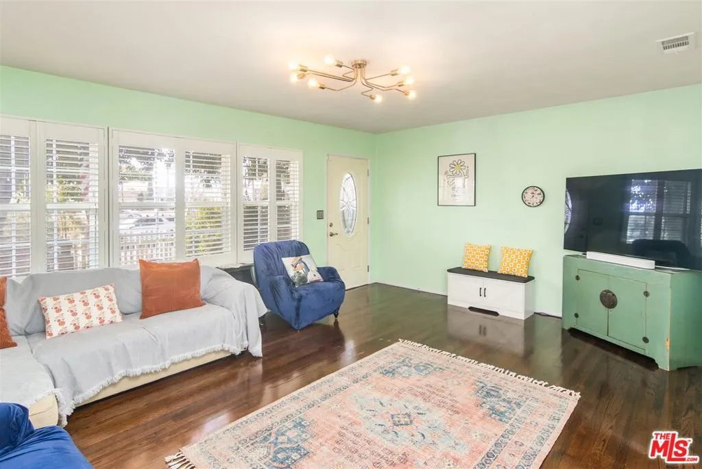 1414 N Whitnall Highway, Burbank, California 91505 home-pic-1