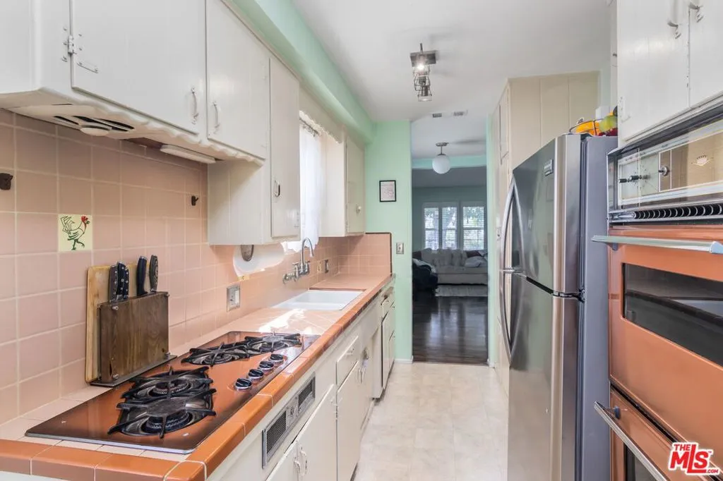 1414 N Whitnall Highway, Burbank, California 91505 home-pic-6