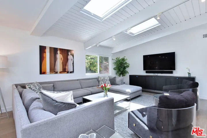 13413 Bayliss Road, Los Angeles, California 90049