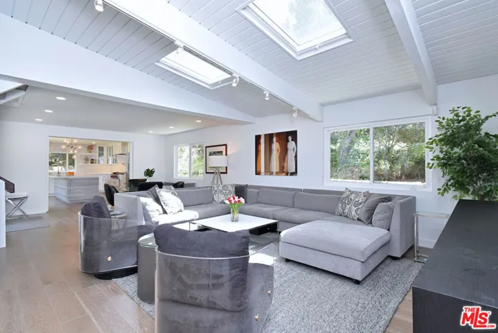 13413 Bayliss Road, Los Angeles, California 90049