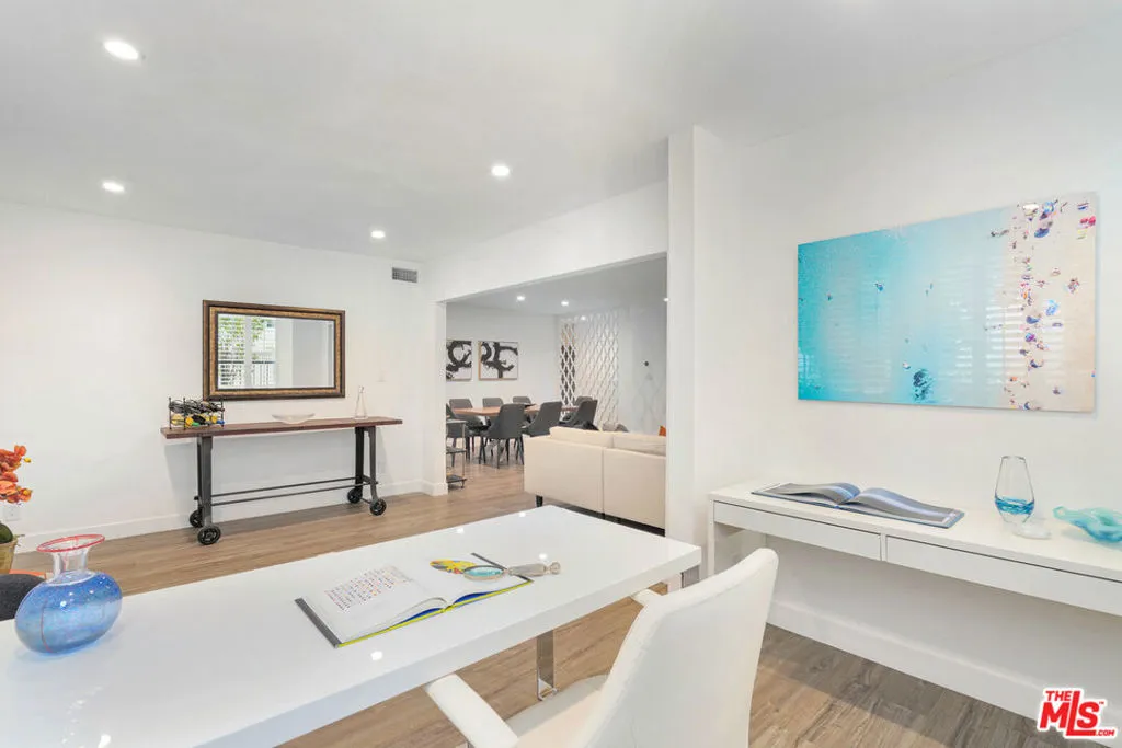 419 N Oakhurst Drive 101, Beverly Hills, California 90210 home-pic-10