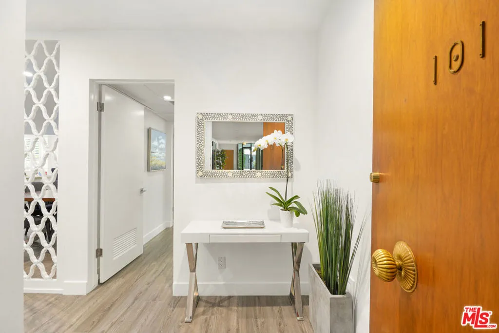 419 N Oakhurst Drive 101, Beverly Hills, California 90210 home-pic-1