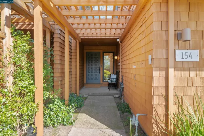 154 Ravenhill Rd, Orinda, California 94563