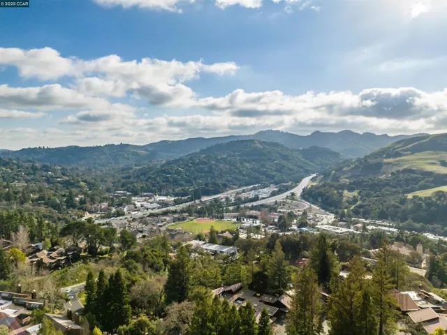 154 Ravenhill Rd, Orinda, California 94563