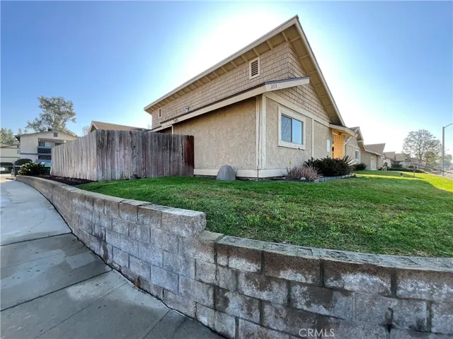 The corner lot of 1404. The unit in the picture is the other two units on that property.