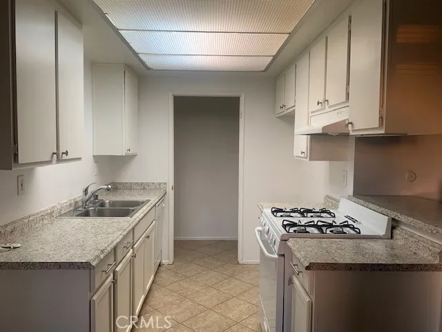 2661 kitchen and laundry room