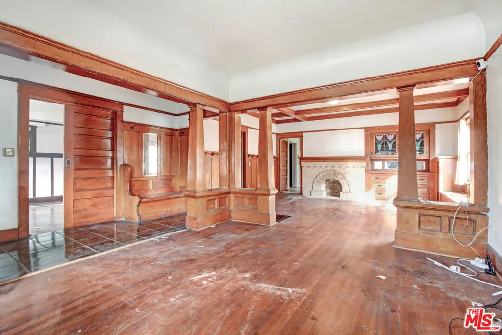 227 W 52nd Street, Los Angeles, California 90037 home-pic-1