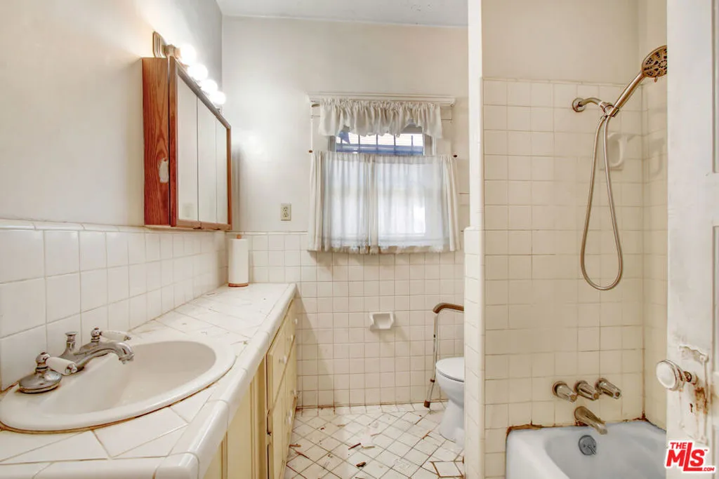 227 W 52nd Street, Los Angeles, California 90037 home-pic-10