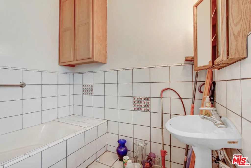 227 W 52nd Street, Los Angeles, California 90037 home-pic-9
