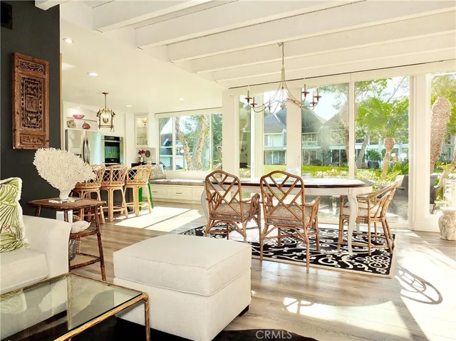 Great dining room space that connects kitchen and entertainment area.