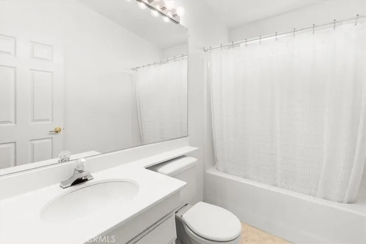 2nd bathroom (New Paint & flooring)