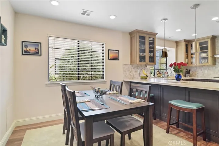 Dining Ell with Breakfast Bar