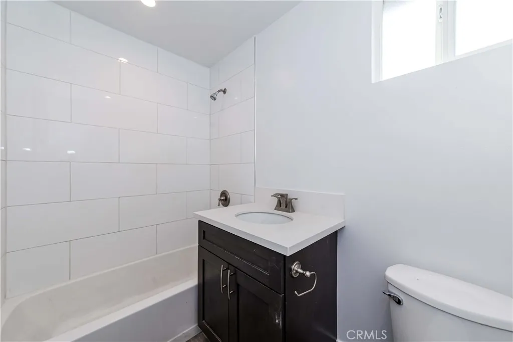 827 E 74th Street, Los Angeles, California 90001 home-pic-24