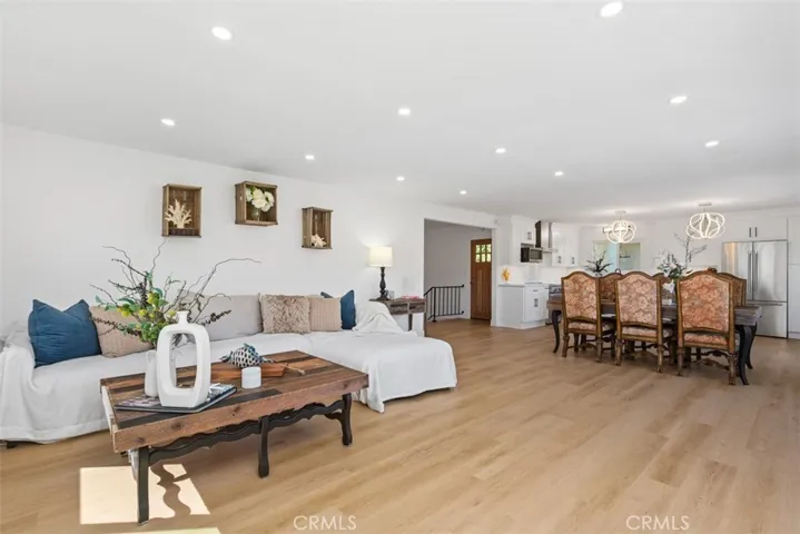 Living Rooom/Kitchen