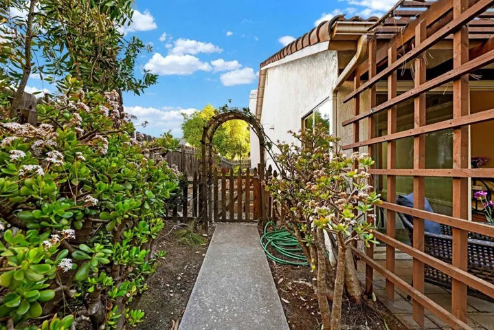7222 Canyon Hill Way, San Diego, California 92126