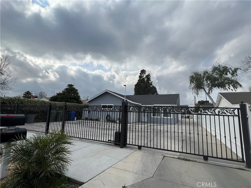 15057 Paddock Street, Sylmar, California 91342, ,Residential Income,For Sale,Paddock,SR25026247