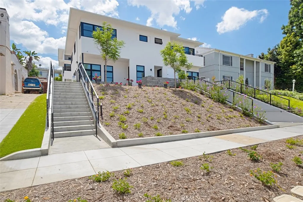 822 S Plymouth Boulevard 1, Los Angeles, California 90005 home-pic-20