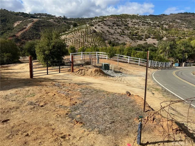 ADJACENT PROPERTY ESTATE HOME  HAS A SCE  POWER  VAULT RIGHT NEXT  TO RT  FRONT  CORNER ON EL CALMAR.  BUYER TO VERIFY  SCE COSTS.