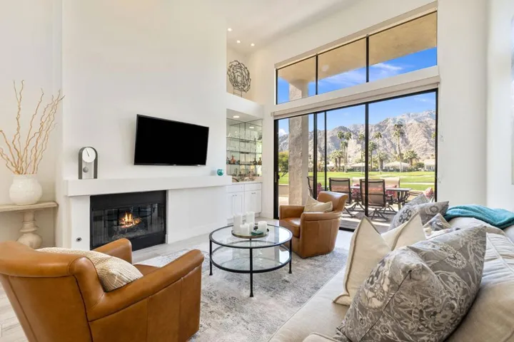 Living Room+Mountain View