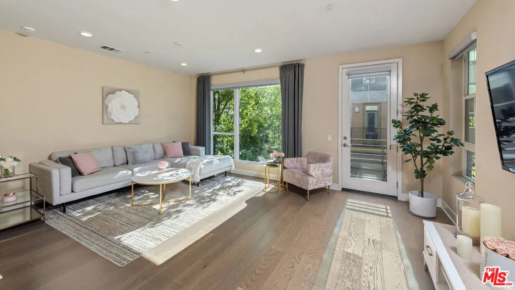 6749 W Gill Way, Los Angeles, California 90068 home-pic-1