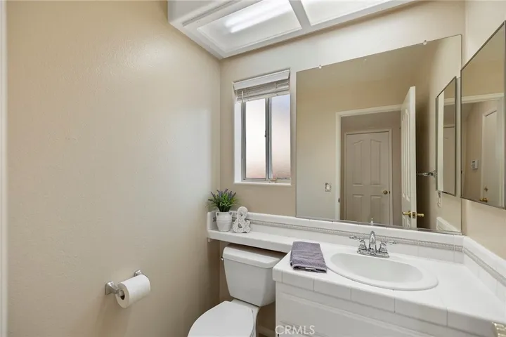 Downstairs 1/2 bathroom