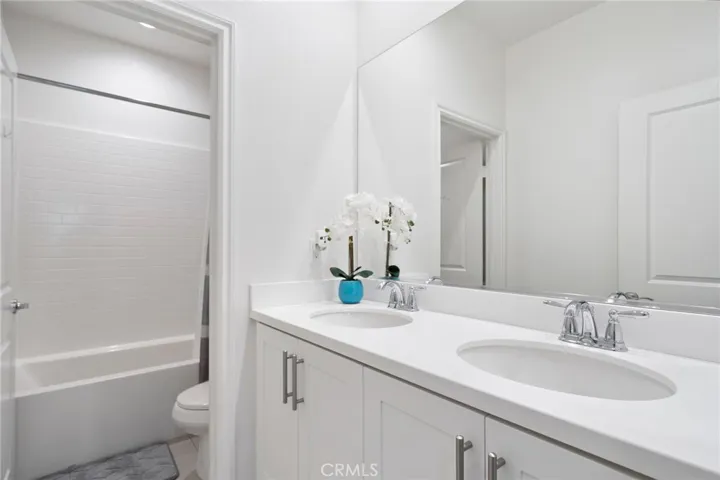 228 W Ridgewood Street, Long Beach, California 90805