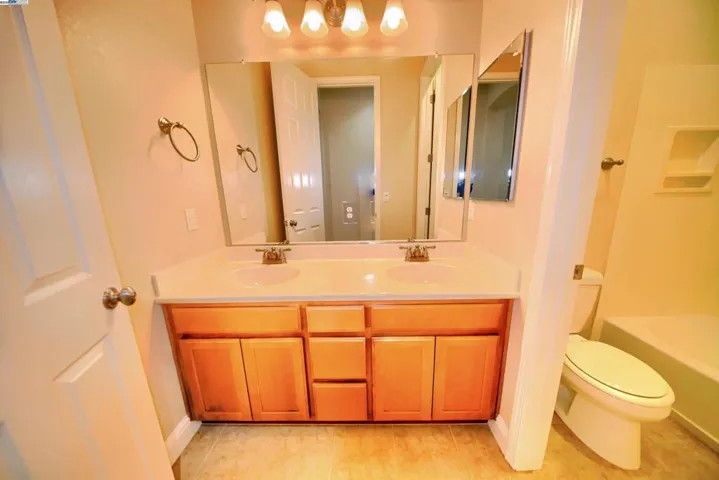 1079 Glen Abbey Dr, Manteca, California 95336