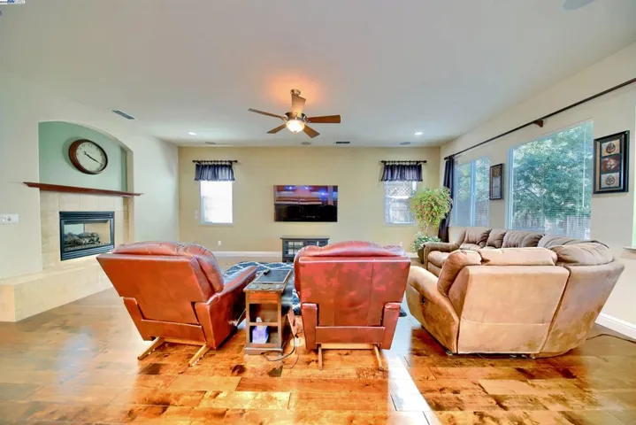 1079 Glen Abbey Dr, Manteca, California 95336